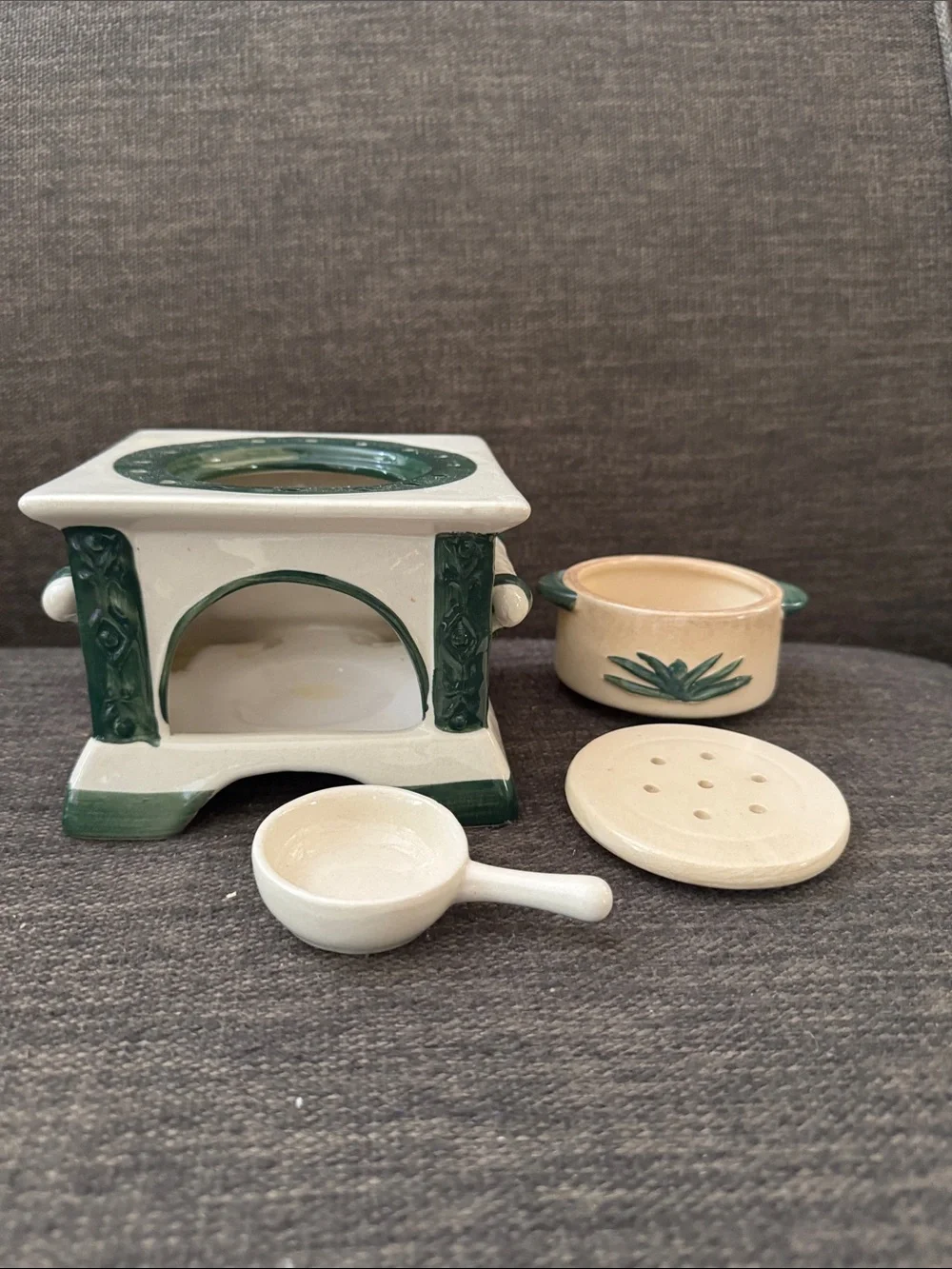 Vintage wax warmer diffuser with Green Leaf Motif